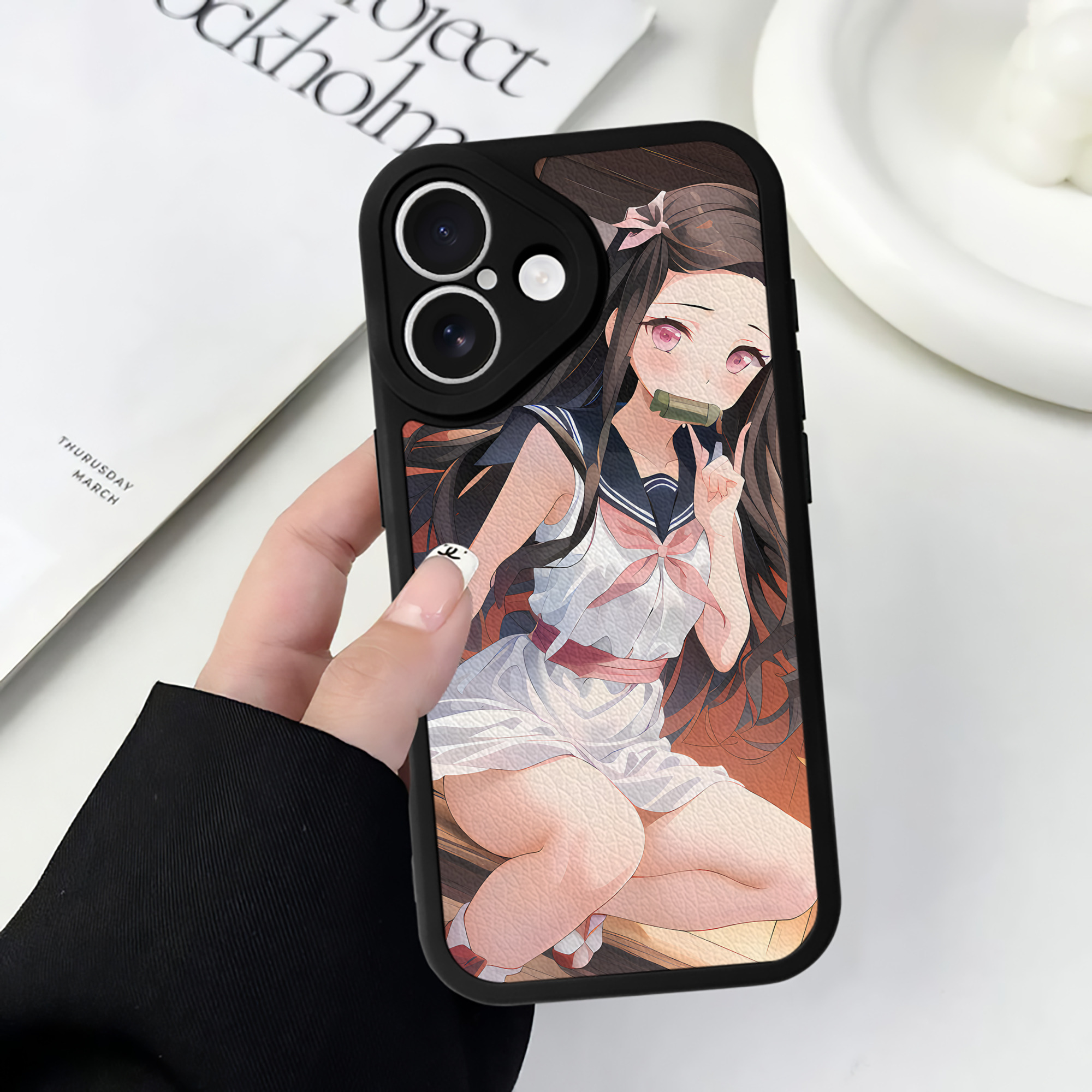 （画像用） 鬼滅の刃（きめつのやいば）竈門 禰󠄀豆子／かまど ねずこ Kamado Nezuko 【iPhone 16シリーズ対応】シリコンスマホケース（レザー調） 材質：シリコン